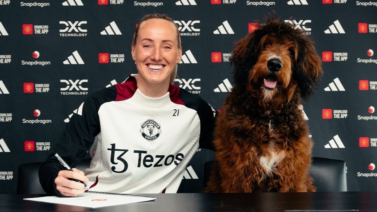 ¡Guau! Jugadora renueva su contrato con el Manchester United hasta 2028 acompañada por su adorable mascota