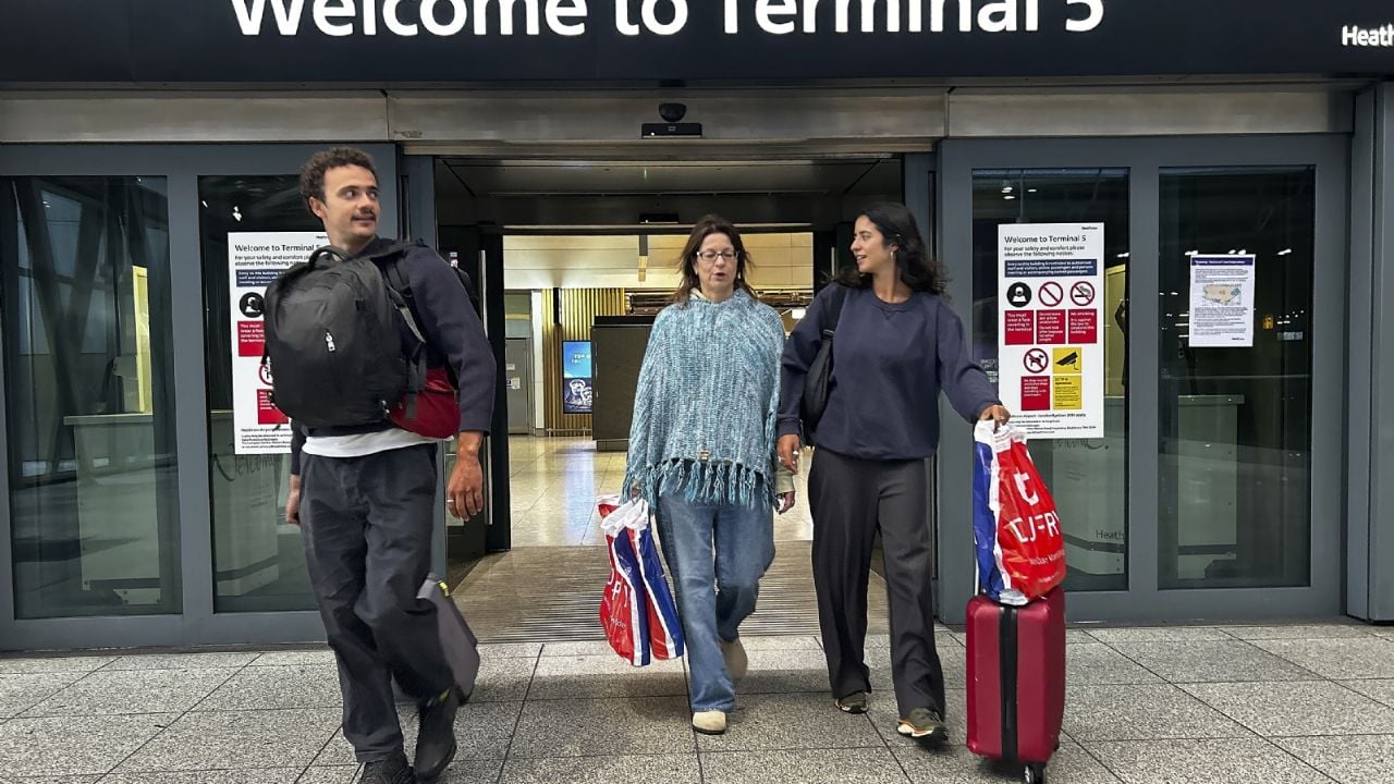 Aeropuerto de Heathrow en Londres reanuda operaciones tras casi un día cerrado por incendio