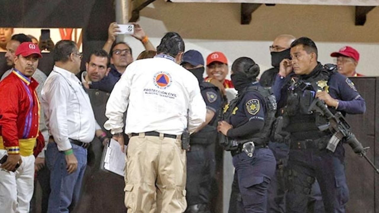 Autoridades irrumpen a la mitad de una corrida de toros en Querétaro para suspenderla y desalojan al público ante protestas y el grito de “libertad, libertad”