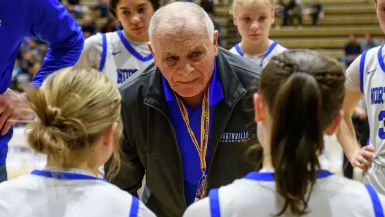 ¡Inaceptable! Despiden a entrenador de baloncesto femenil tras jalar del cabello a una de sus jugadoras