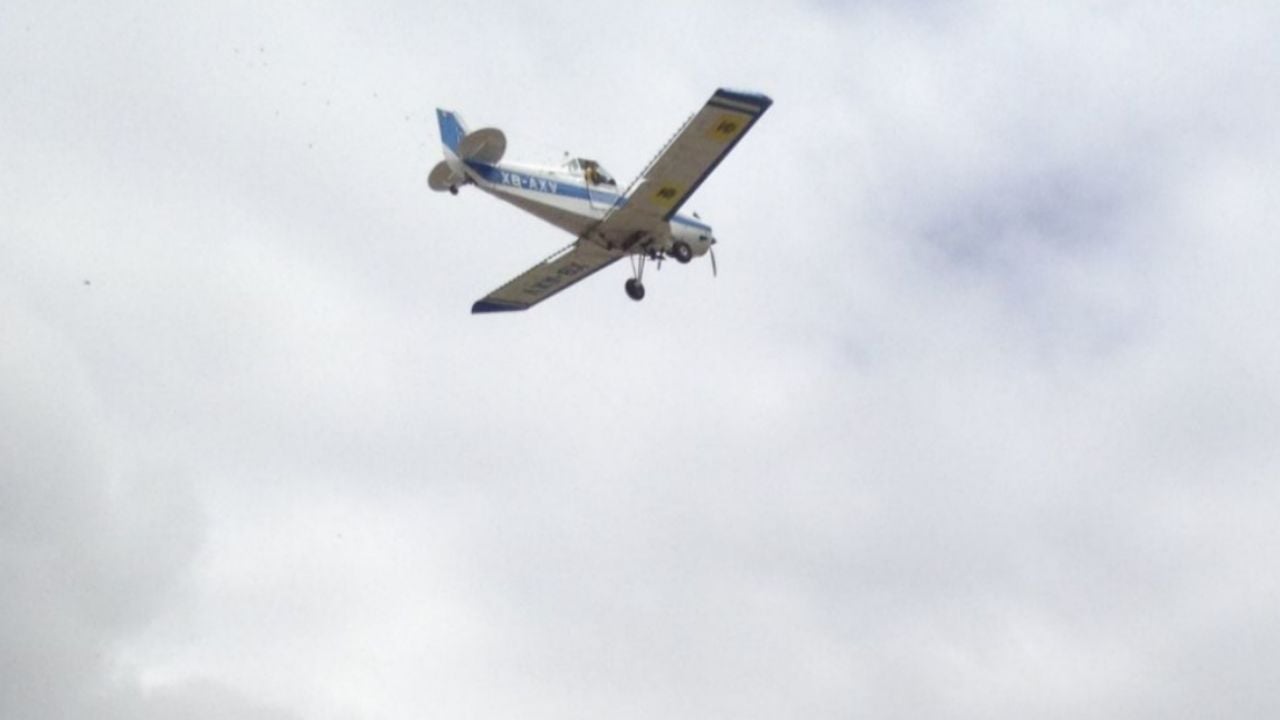 Avioneta aterriza de emergencia en autopista Real del Monte-Huasca por falla en el motor; no se registran heridos