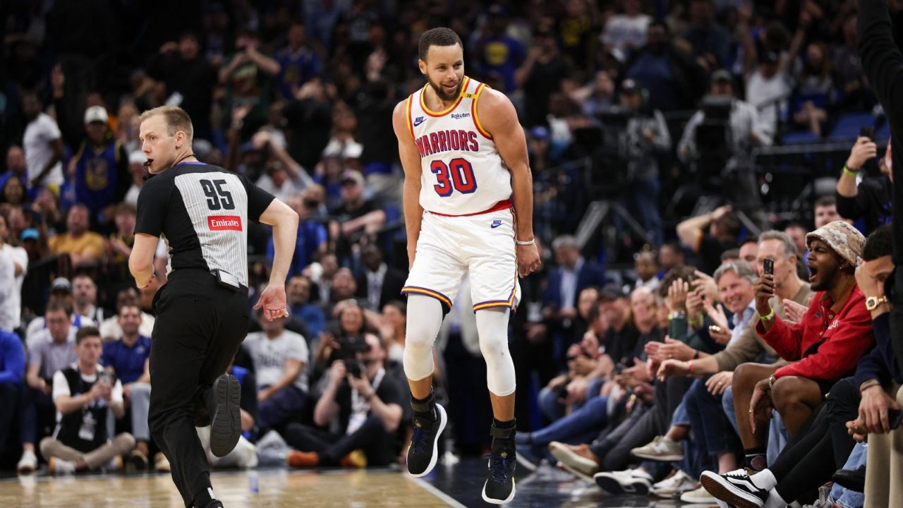 ¡Impresionante! Stephen Curry complace a aficionados de Warriors y mete una canasta de lado a lado de la duela