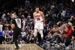 ¡Impresionante! Stephen Curry complace a aficionados de Warriors y mete una canasta de lado a lado de la duela