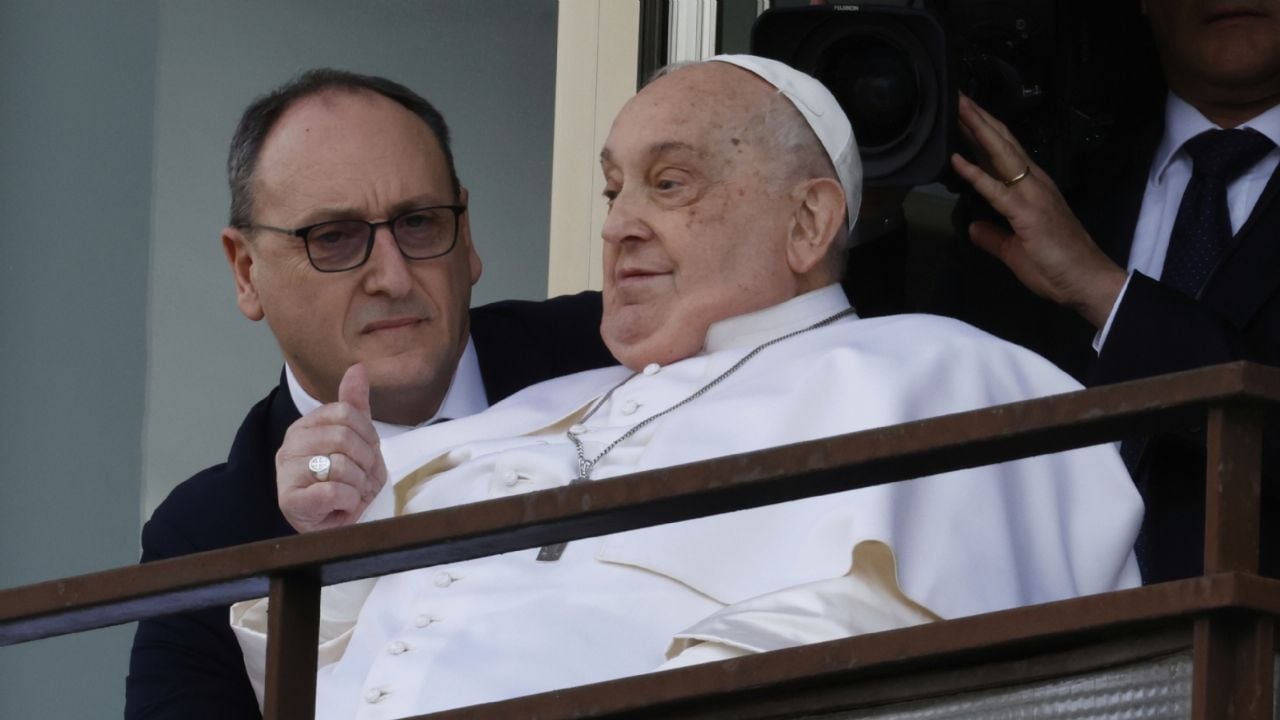 El papa Francisco regresa al Vaticano, tras saludar y dar la bendición desde el hospital Gemelli