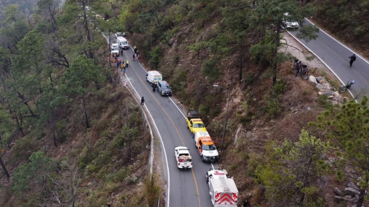 Volcadura de una camioneta en Nuevo León deja 12 muertos, cinco heridos y un incendio forestal