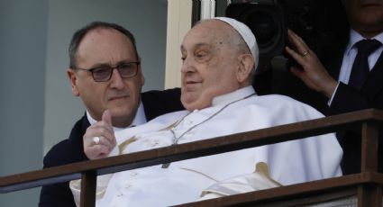 El papa Francisco regresa al Vaticano, tras saludar y dar la bendición desde el hospital Gemelli