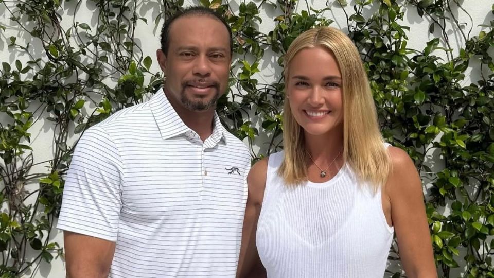 Woods posa junto a su nueva pareja.