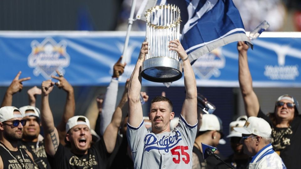 Los jugadores de los Dodgers festejan en su estadio con el trofeo de la Serie Mundial.