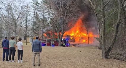 Avioneta se estrella contra una casa en Minnesota y provoca que se incendie por completo