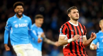¡Villano! El mexicano Santi Giménez falla un penalti y el Milan agranda su crisis al caer ante el Napoli