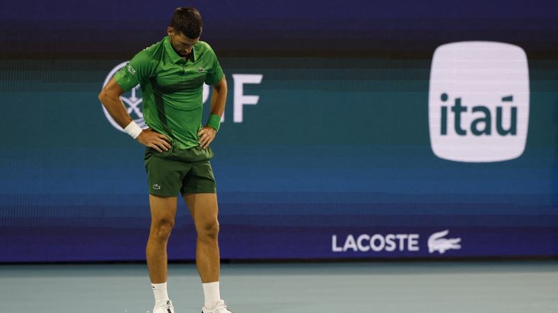 Novak Djokovic se lamenta tras perder un punto ante el checo Jakub Mensik en la Final del Miami Open.