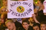 El América se hace presente con un cartel en plena función de la WWE en Londres: "Aguas con el Tricampeón"