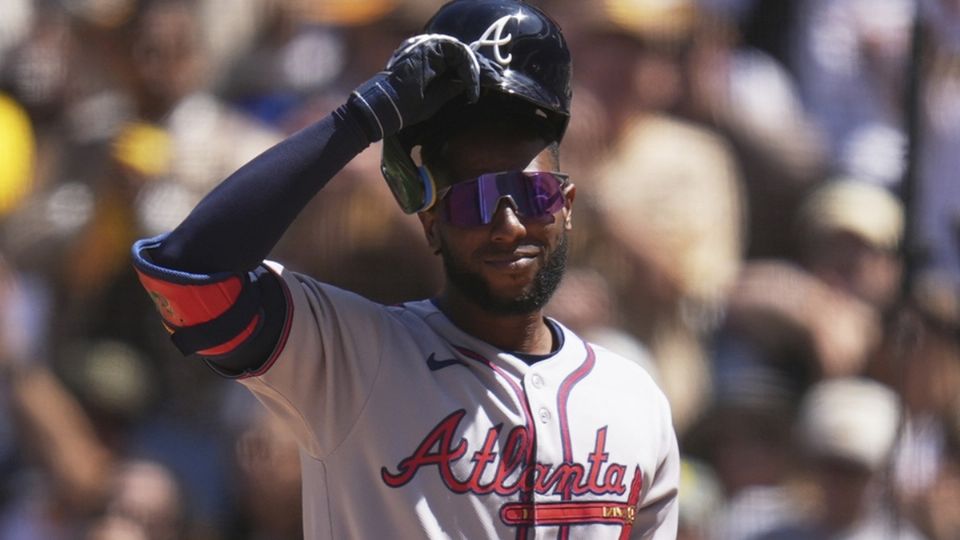 Jurickson Profar, jugador de los Atlanta Braves, saluda en el juego ante los San Diego Padres.