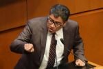 Andrea Chávez debe responder sobre financiamiento privado a sus caravanas médicas si procede la denuncia, admite Saúl Monreal