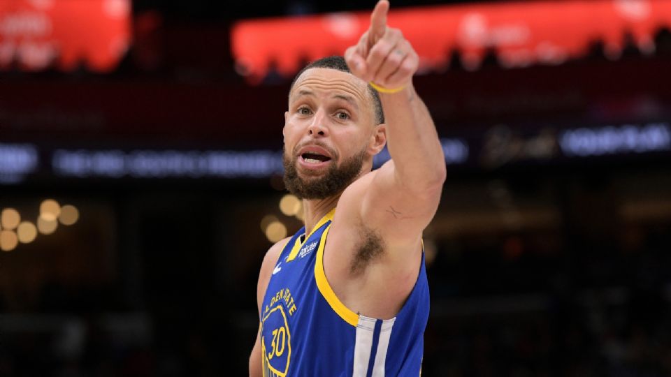 Curry 'dedica' una de sus canastas.