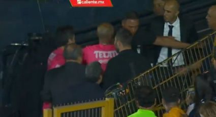 Guido Pizarro, DT de Tigres, le propina una cachetada a Germán Lux, auxiliar de Rayados; Gignac entra a separarlos y se engancha