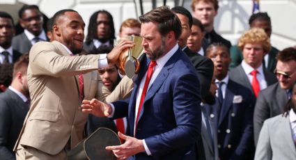 ¡Momento incómodo! JD Vance, vicepresidente de EU, rompe el trofeo de campeón de Ohio State en la visita del equipo a la Casa Blanca