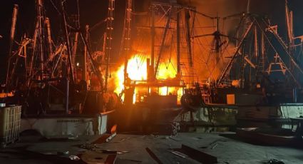 Se registra incendio de dos buques camaroneros en muelle en Mazatlán; se desconocen las causas