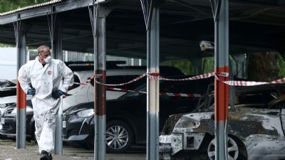 Segunda ola de violencia en Francia: incendian tres autos en la prisión de Tarascón y dañan un edificio