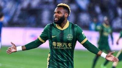 Muere futbolista africano tras caer desde el piso 11 de un edificio en China; señalan a su club por no suspender su partido