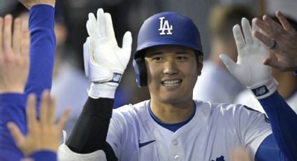 ¡No pierde la humildad! Captan a Shohei Ohtani sirviendo vasos con agua para sus compañeros en el dugout de los Dodgers