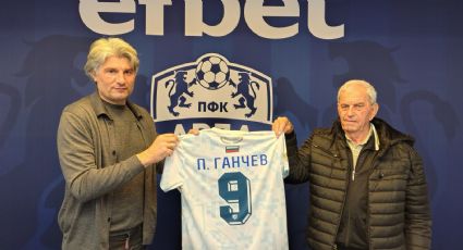 Exdelantero búlgaro de 78 años recibe un homenaje tras error de su club, que lo había dado por muerto: “Resucité y estoy vivo... por ahora”