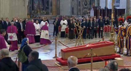 Monja se salta el protocolo en el funeral del papa: se acerca al féretro y ora unos minutos para despedirse de su amigo