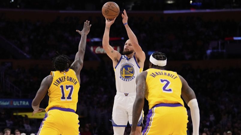 Stephen Curry, jugador de los Warriors, al momento de hacer un triple ante los Lakers.