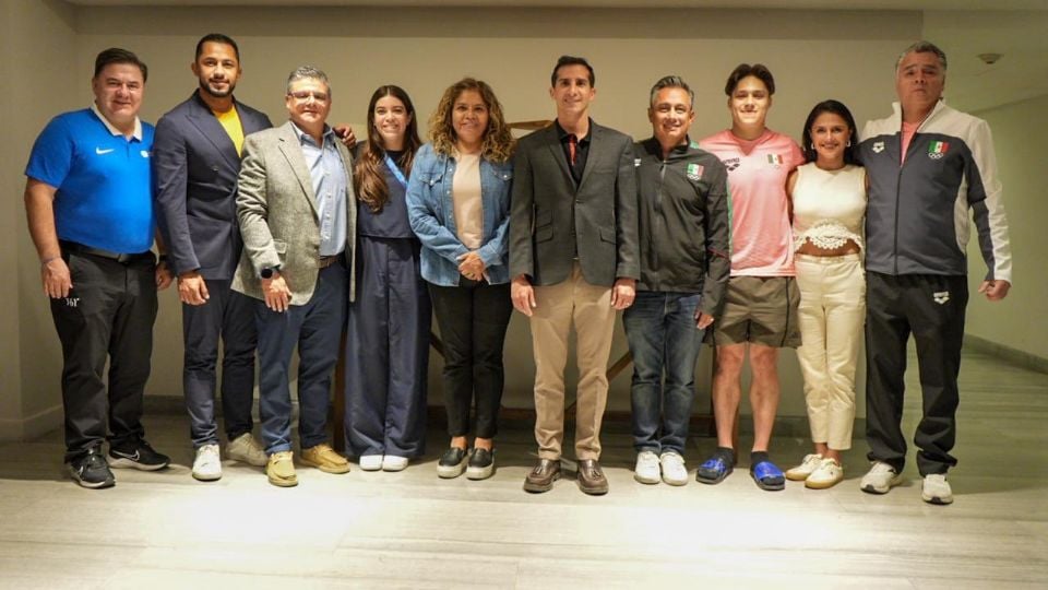 Rommel Pacheco y María José Alcalá posan con los integrantes de la Federación de Clavados.