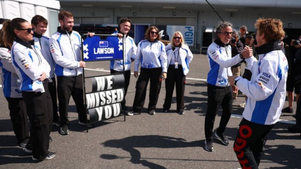 La recepción de Racing Bulls a Lawson.