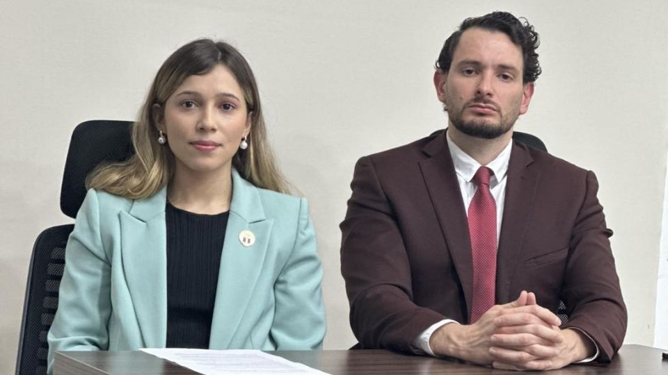 Haramara y su abogado, en su llamado a la justicia.