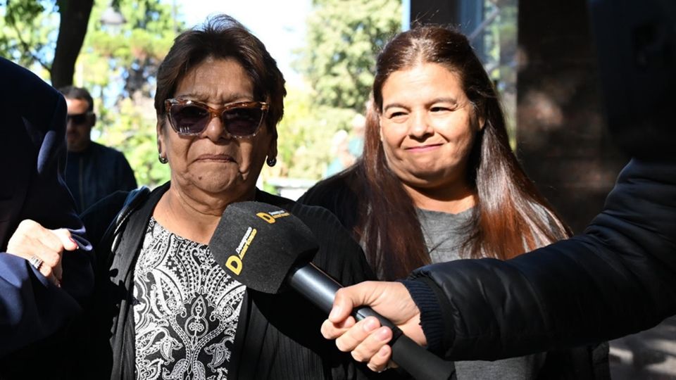 Ana (izq.) y Claudia, hermanas de Diego Maradona llegan al Tribunal de Buenos Aires, Argentina.