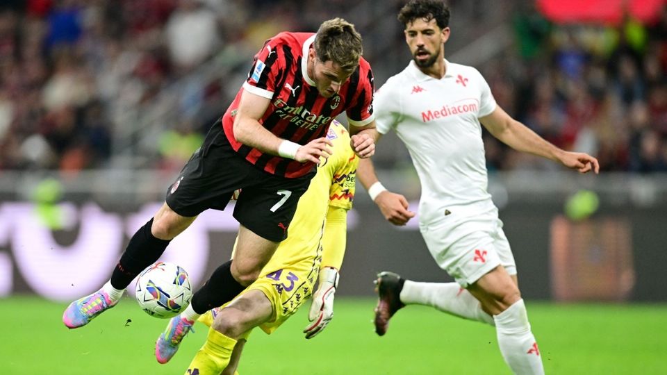 Momento del choque entre Santiago Giménez de Milan contra David de Gea de la Fiorentina.