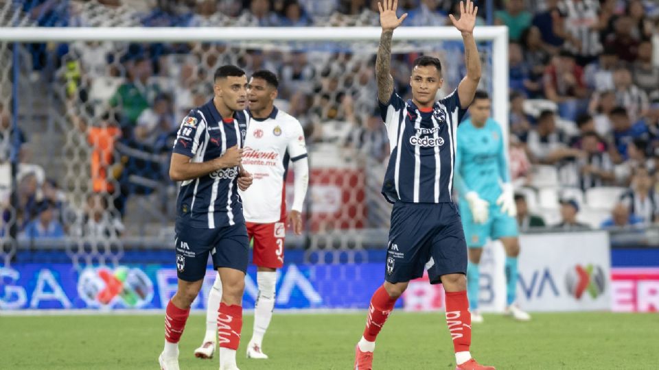 De la Rosa festeja su gol ante el lamento de Sepúlveda.