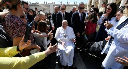 Papa Francisco reaparece y sorprende al final de misa: da un breve mensaje y se acerca a grupo de fieles