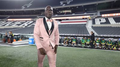 El técnico Segundo Castillo ahora 'deslumbra' en el Estadio Monumental al dirigir con un esmoquin rosa en la Copa Libertadores
