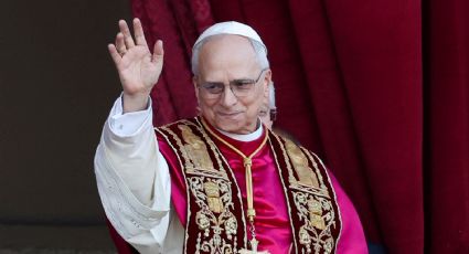 "Hay que construir puentes y diálogos": nuevo papa León XIV habla brevemente español en su primer discurso y agradece a Francisco