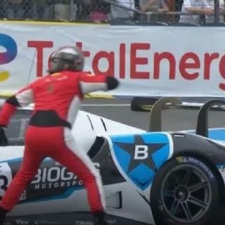 ¡Ataque de ira! Piloto agrede a patadas y puñetazos auto de rival tras quedar fuera en Copa Le Mans