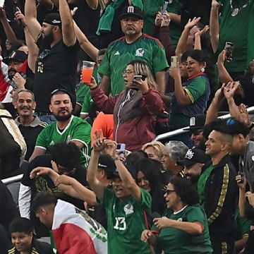 Fans mexicanos bailan ‘Payaso de rodeo’ tras debut del Tri en la Copa Oro pese al temor por redadas