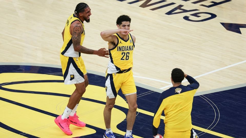 Los Pacers festejan el triunfo en el juego seis ante el Thunder.