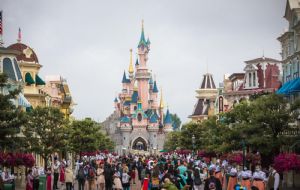 Detienen a cuatro personas en una boda falsa que involucraba a una niña en Disneyland París
