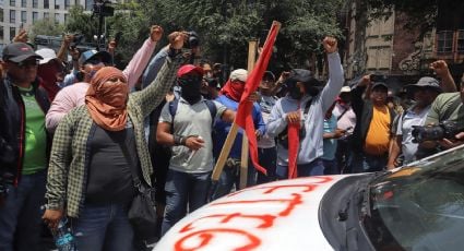"¡Claudia, mentiste!": maestros de la CETEG se enfrentan con policías en Gobernación