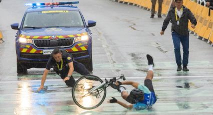 Espontáneo se mete con todo y bicicleta como un ciclista más en el Tour de Francia y un policía le mete tremenda tacleada