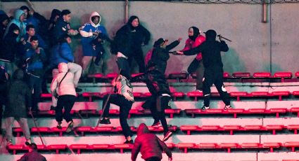 Comparan enfrentamiento de aficionados de Independiente y U de Chile con el de Gallos contra Atlas en 2022: Acusan a autoridades de ocultar muertos