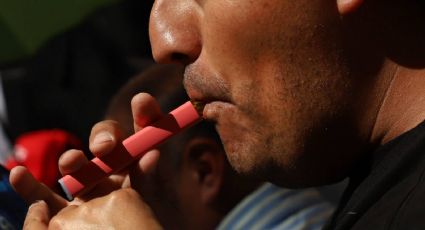 Darán hasta 15 azotes y 20 años de prisión a los importadores de vapeadores en Singapur