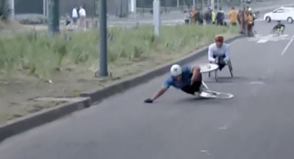 ¡Vergonzoso! Dos competidores en silla de ruedas del Maratón de la CDMX son víctimas de los baches y sufren caída