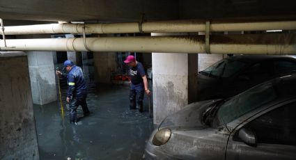El único buzo de aguas negras en el mundo atiende el colapso de los drenajes en la CDMX