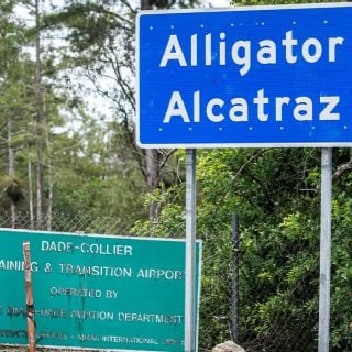 Activistas temen por futuro de migrantes tras cierre definitivo del centro "Alligator Alcatraz"