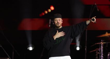 Residente se presenta en el Zócalo de la CDMX y exige un alto al genocidio en Gaza