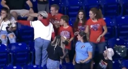 Tunden a aficionada de los Phillies que le quitó la pelota a un niño que festejaba su cumpleaños y la corren del estadio